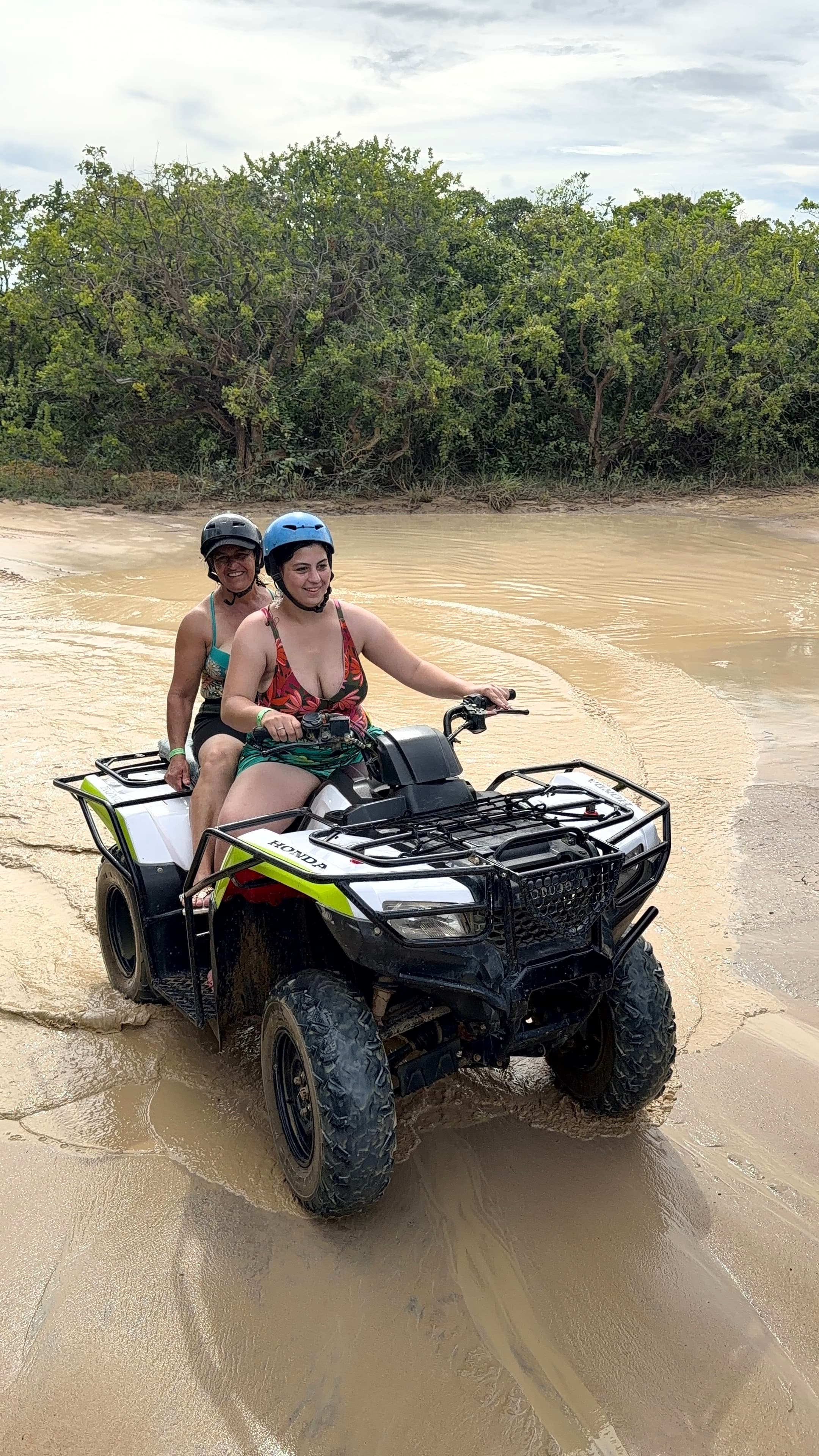 Praia com águas cristalinas